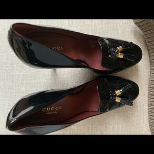 Black Gucci classic pumps extremely eye catching!